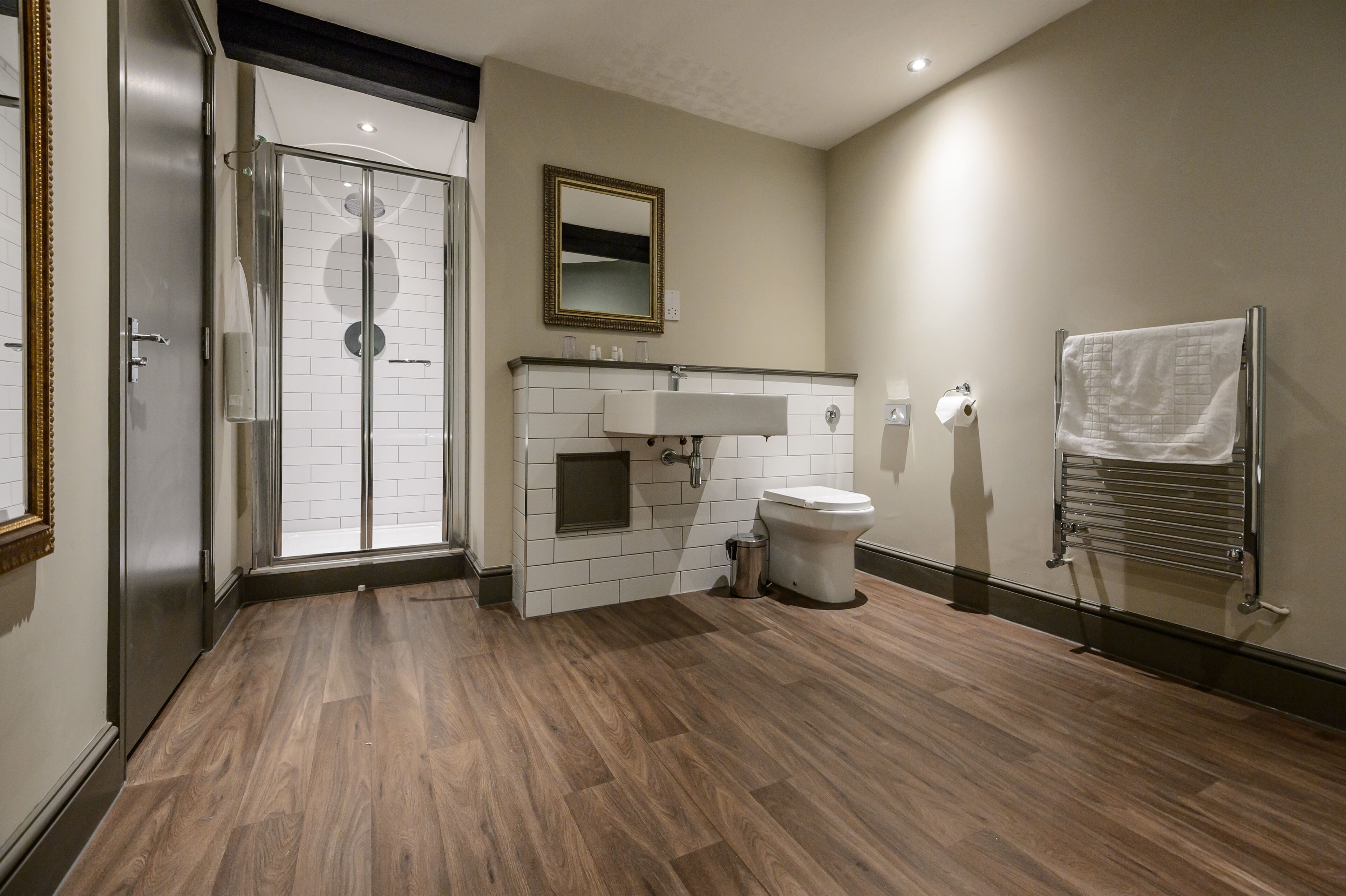 deluxe suite, ensuite (kings)