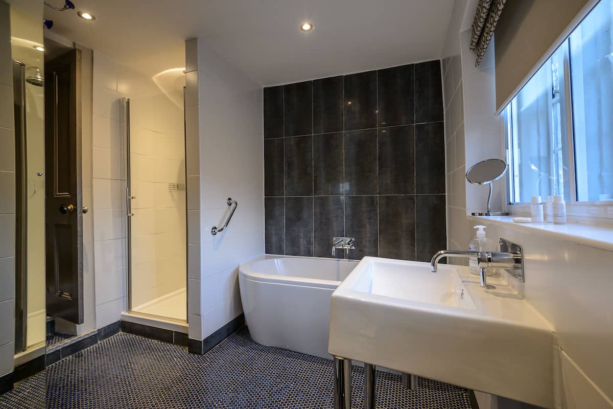 superior double room, ensuite, courtyard view | bathroom