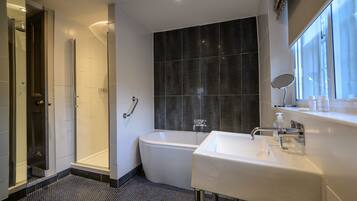 Superior Double Room, Ensuite, Courtyard View | Bathroom