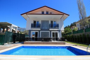 Outdoor pool, pool umbrellas, sun loungers - Villa Lemurya (Fethiye)