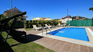 Outdoor pool, pool umbrellas, sun loungers - Villa Lemurya (Fethiye)