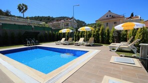 Outdoor pool, pool umbrellas, sun loungers - Villa Lemurya (Fethiye)