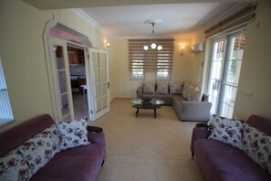 Villa, vistas a la piscina | Zona de estar | Una televisión LCD