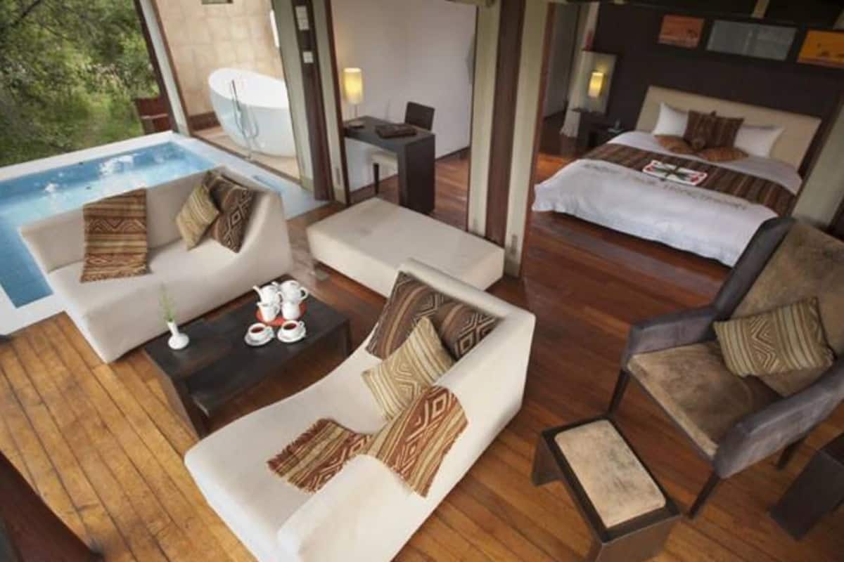 Escritorio, tabla de planchar con plancha y ropa de cama