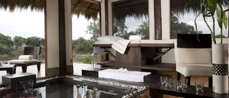 Tina de hidromasaje, tratamientos corporales y aromaterapia