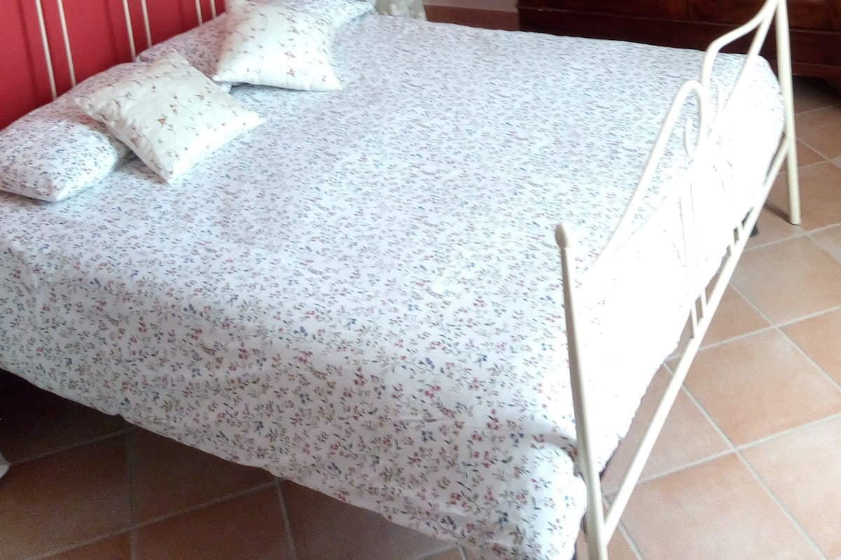 Traditional Suite, Courtyard View | Desk, blackout drapes, iron/ironing board (on request), cribs (free)