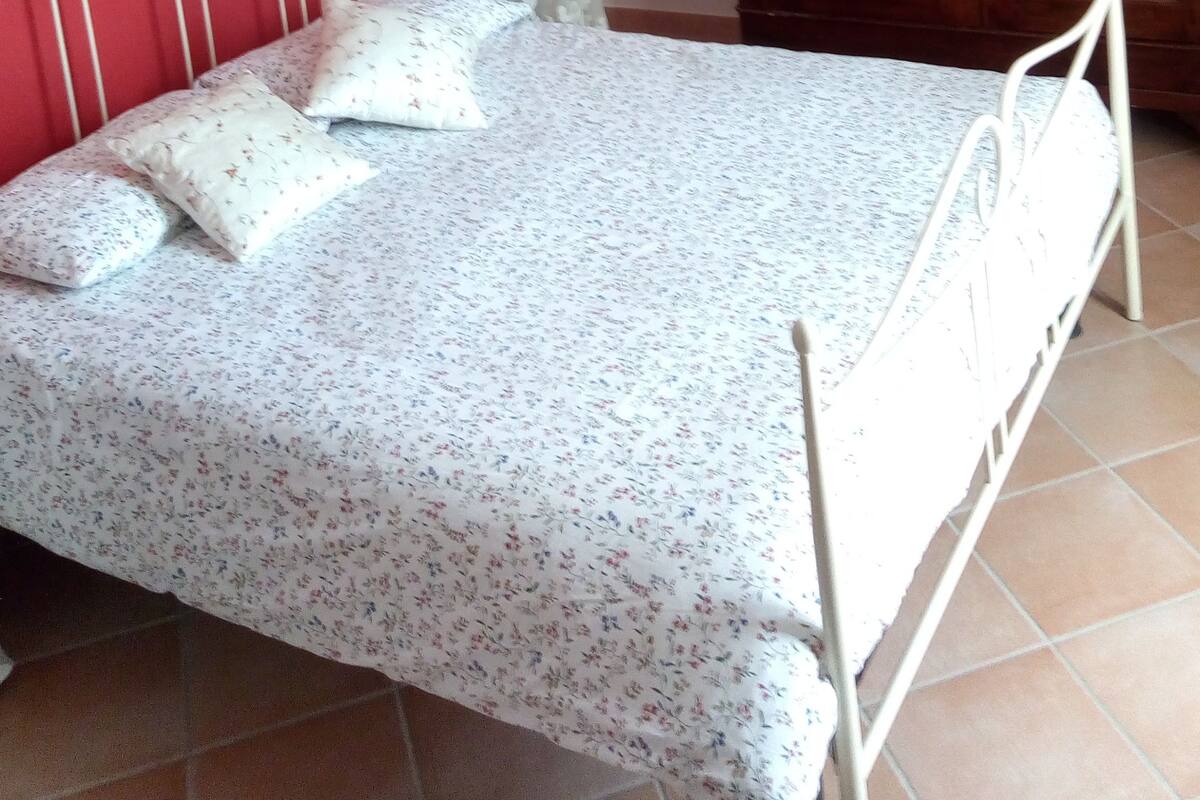 Suite tradicional, vista al patio | Escritorio, cortinas blackout y tabla de planchar con plancha