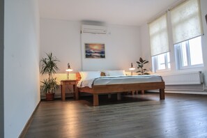 Free cots/infant beds, free WiFi, bed sheets
