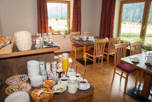Tägliches kontinentales Frühstück (8 EUR pro Person)