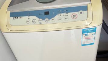 Single Room, Non Smoking | Bathroom | Shower, rainfall showerhead, free toiletries, hair dryer