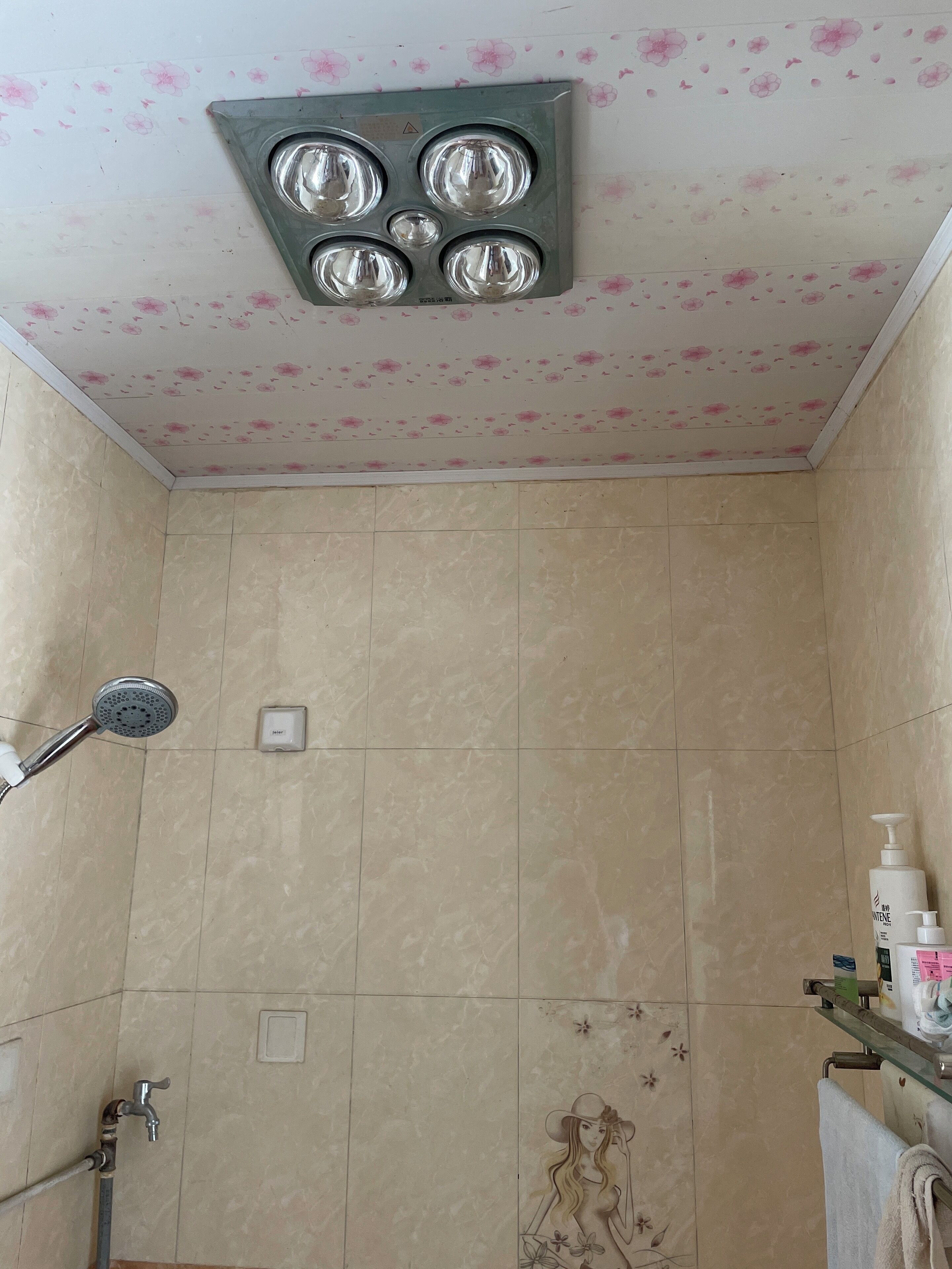 Single Room, Non Smoking | Bathroom | Shower, rainfall showerhead, free toiletries, hair dryer
