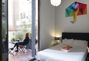In-room safe, individually decorated, individually furnished - ZOOROOMS Boutique GuestHouse (Barcelona)