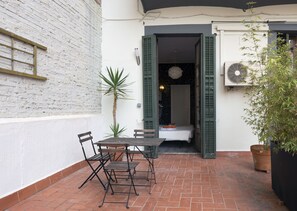 Dreibettzimmer, Terrasse | Zimmersafe, individuell dekoriert, individuell eingerichtet