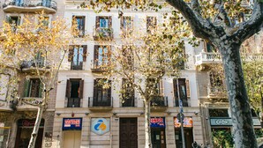 A building with multiple storefronts, including a bar and a casino. - ZOOROOMS Boutique GuestHouse (Barcelona)