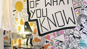 A room with a desk, chair, and a wall with a motivational quote. - ZOOROOMS Boutique GuestHouse (Barcelona)