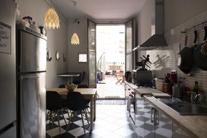 Fridge, microwave - ZOOROOMS Boutique GuestHouse (Barcelona)