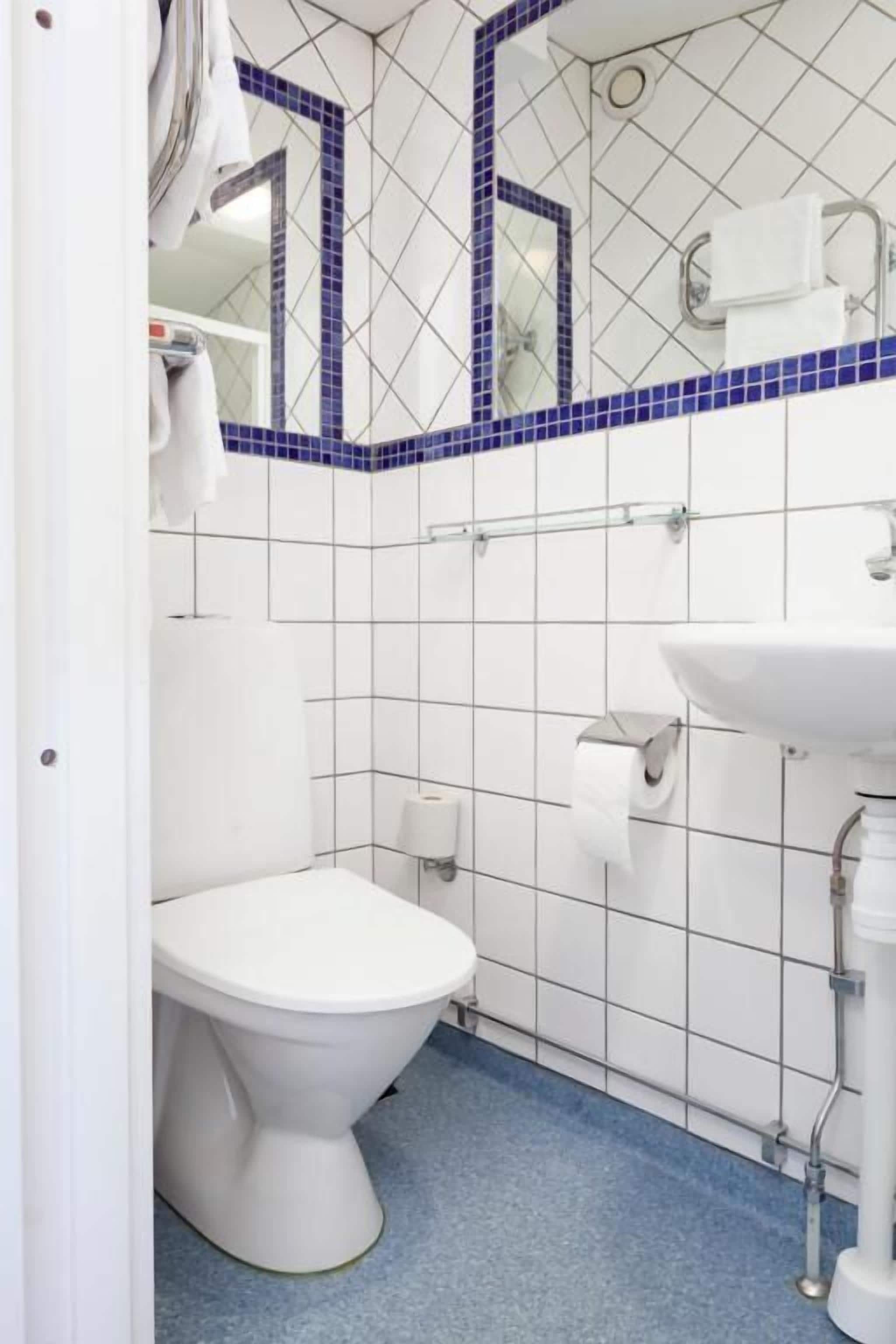 petit | bathroom | free toiletries, hair dryer, towels, soap