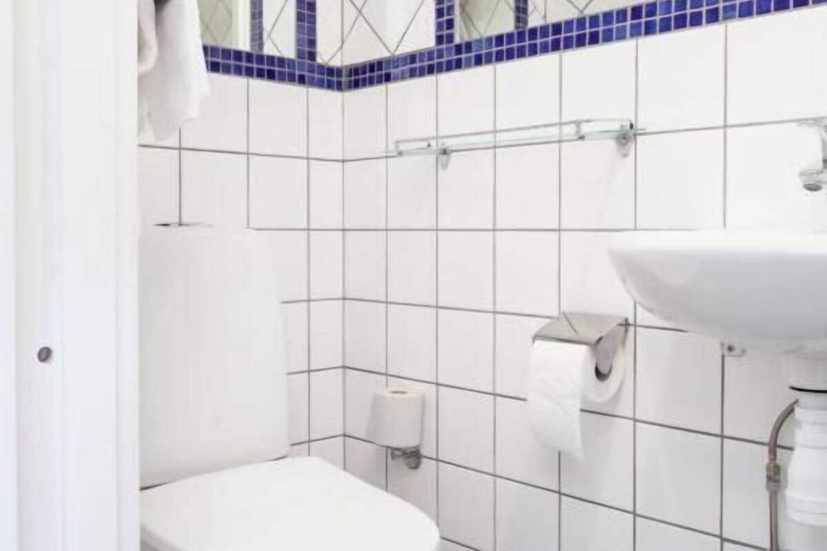 petit | bathroom | free toiletries, hair dryer, towels, soap