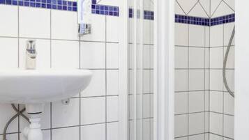 PETIT | Badrum | Gratis toalettartiklar, hårtork, handdukar och tvål