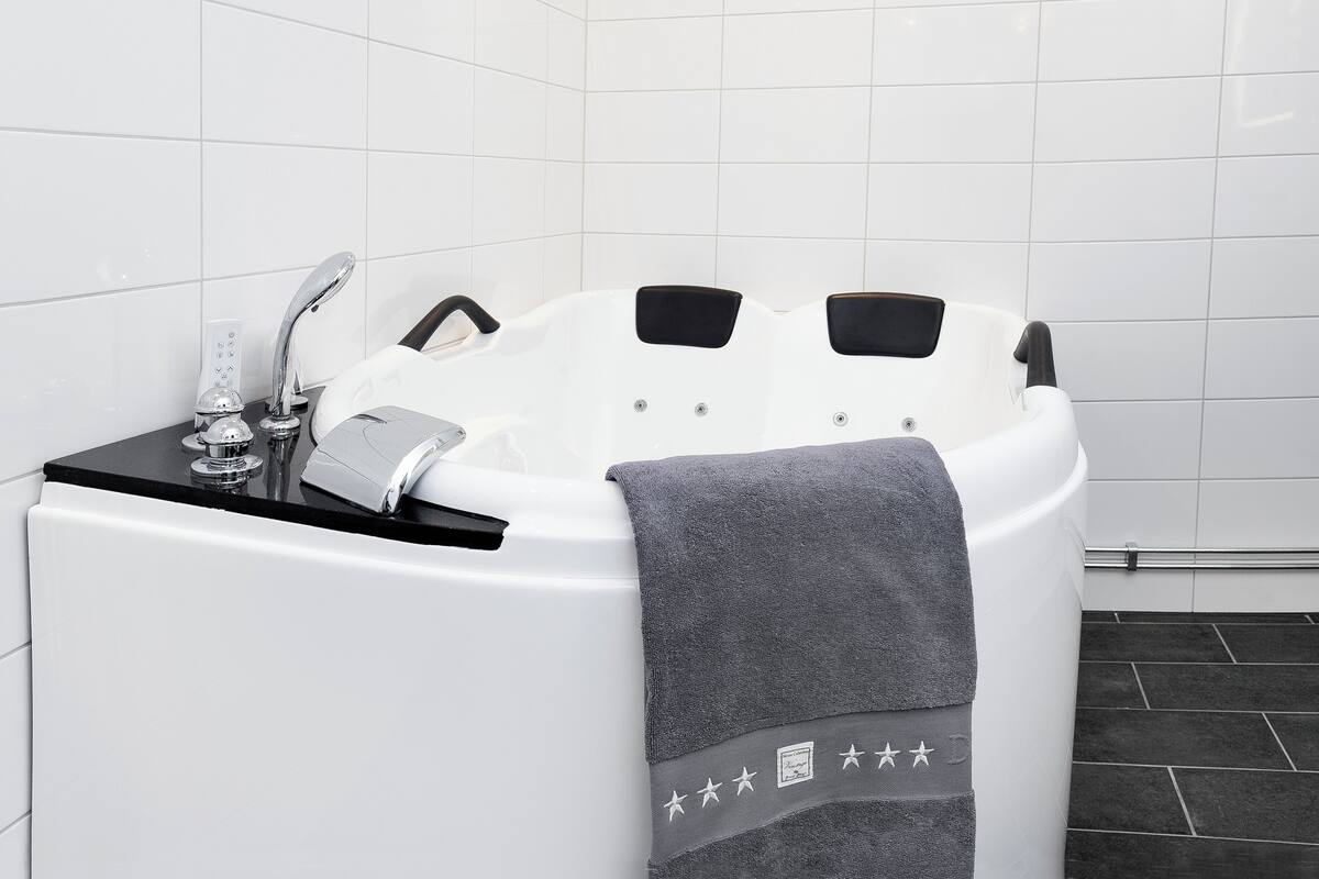 suite venice | bathroom | free toiletries, hair dryer, towels, soap