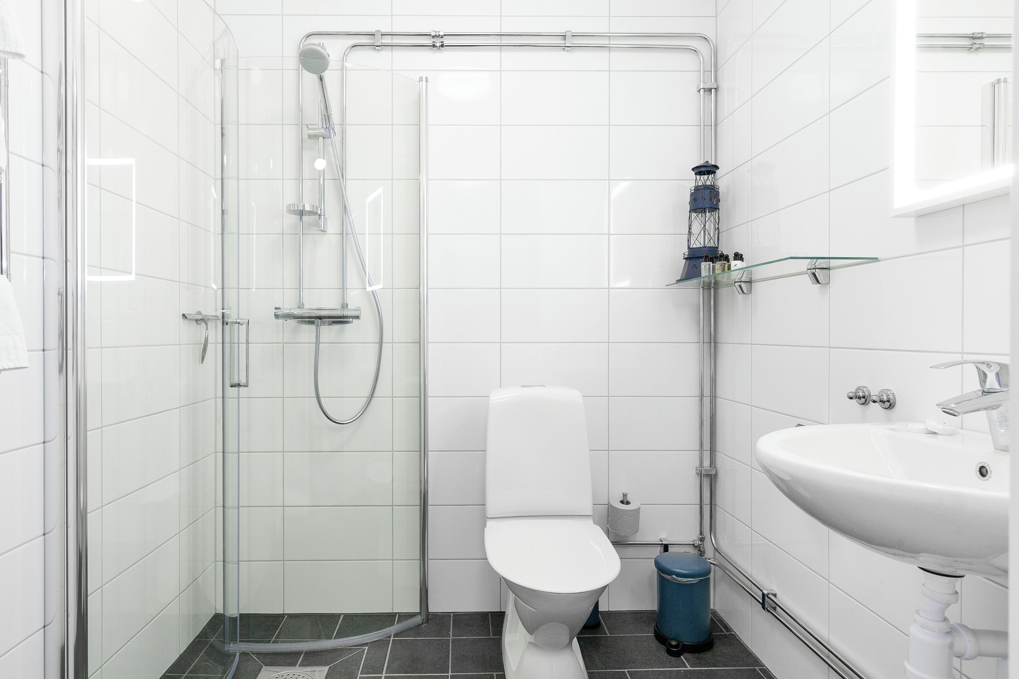 deluxe | bathroom | free toiletries, hair dryer, towels, soap