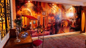 SUITE VENICE | Living area | Plasma TV