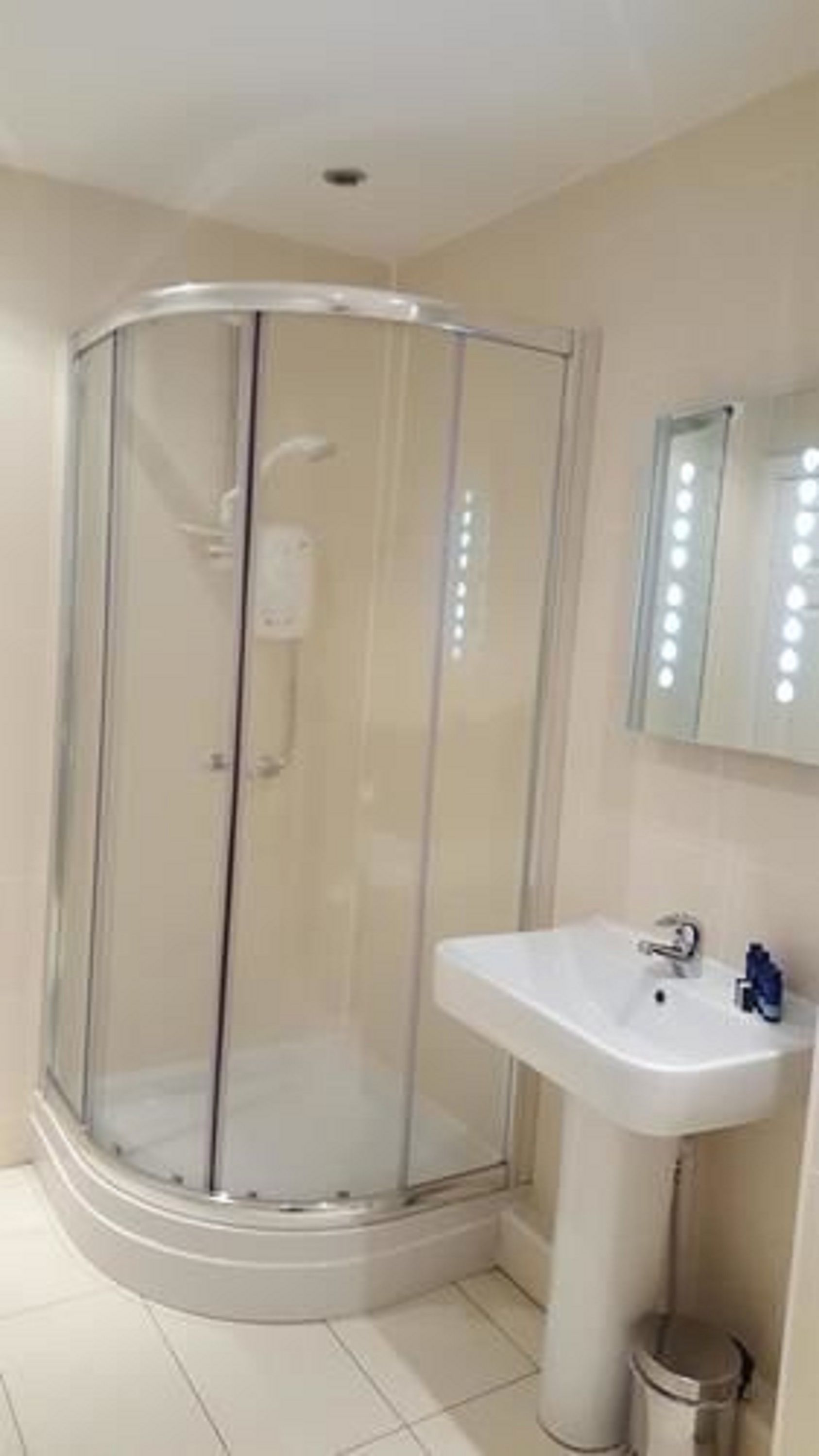 superior double or twin room | bathroom | shower, free toiletries, hair dryer, slippers