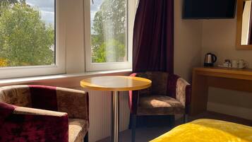 Kahden hengen classic-huone (kaksi sänkyä) | Ylelliset vuodevaatteet, Tempur Pedic -patjalliset sängyt