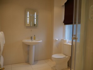 Classic Twin Room | Bathroom | Shower, free toiletries, hair dryer, slippers - The Speyside Hotel (Grantown-on-Spey)