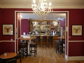 提供早餐和晚餐