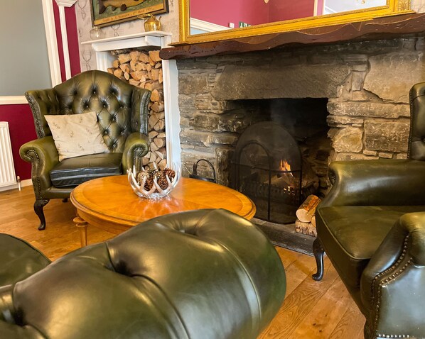 提供早餐和晚餐