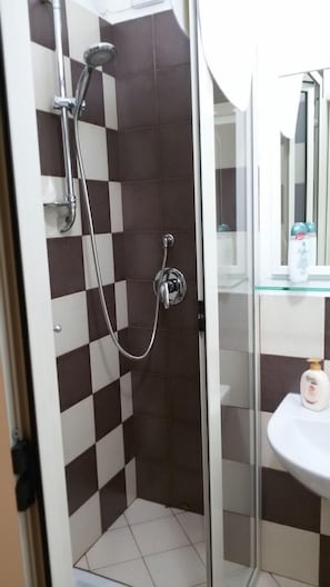 Economy Double or Twin Room | Bathroom | Shower, rainfall showerhead, free toiletries, hair dryer