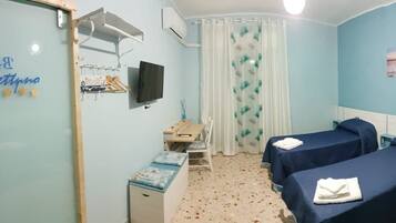 1 Schlafzimmer, Schreibtisch, schallisolierte Zimmer