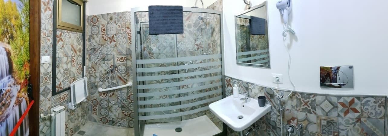 Doccia, soffione a pioggia, set di cortesia gratuito, asciugacapelli