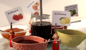 A beverage station with labeled containers for Erdbeer and Zitronen. - Hotel Ebnet Garni (Lindau)