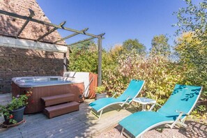Outdoor spa tub - Chambres d'Hotes La Revaudiere (Souleuvre en Bocage)