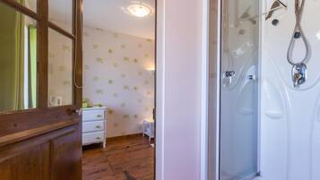 Double Room (Nature) | Bathroom | Shower, free toiletries, towels