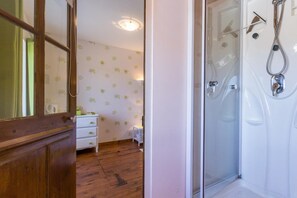 Chambre Double (Nature) | Salle de bain | Douche, articles de toilette gratuits, serviettes fournies