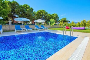 Outdoor pool, pool umbrellas, sun loungers - Villa 2502 (Fethiye)