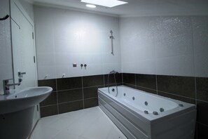 Villa | Bathroom | Separate tub and shower, jetted tub, hair dryer - Villa 2502 (Fethiye)