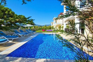 Außenpool, Sonnenschirme, Liegestühle