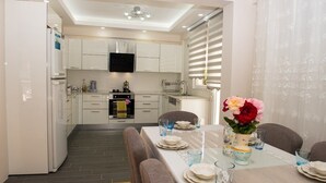 Villa | Coin cuisine privé | Grand réfrigérateur, four, plaque de cuisson, lave-vaisselle