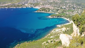 A coastal town with a clear view of the sea, a rocky coastline, and a hilly landscape in the background. - Chambre d Hote Chez Vero (Aubagne)