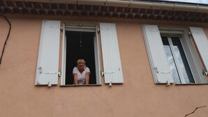 A building with a pink facade and white shutters on the windows. - Chambre d Hote Chez Vero (Aubagne)
