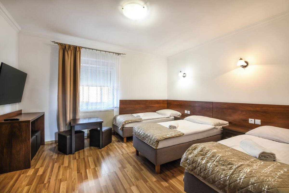 Phòng 3, 3 giường đơn, phòng tắm riêng | Trang trí khác biệt, trang bị nội thất với thiết kế riêng biệt, bàn