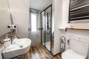 Ducha, secador de pelo, toallas