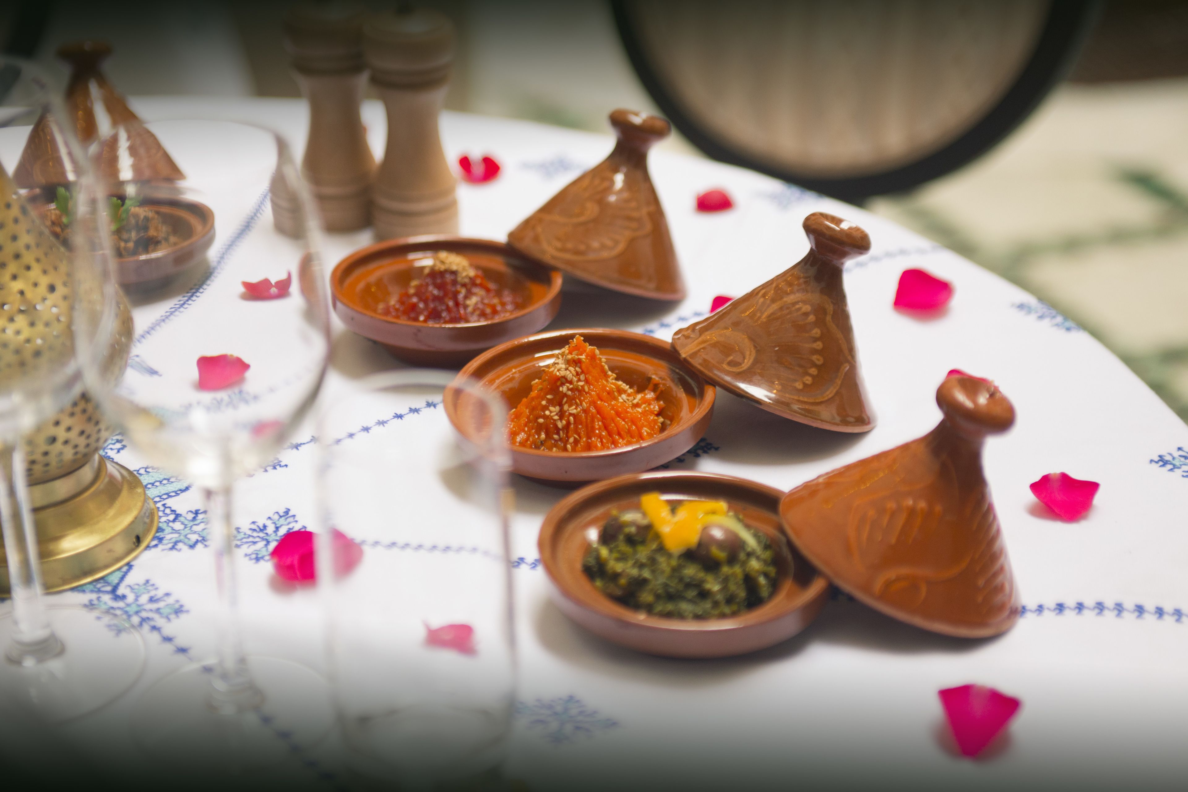 Una mesa con varios platos y un juego de té, indicando un montaje para comer.