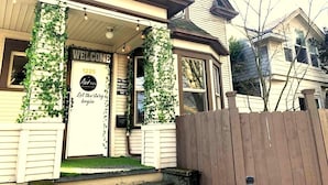 A two-story building with a sign reading "Art Inn" and "Welcome" above the door. - The ART INN Seattle (Seattle)