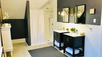 Camera familiare | Bagno | Doccia, set di cortesia firmato, asciugacapelli, asciugamani