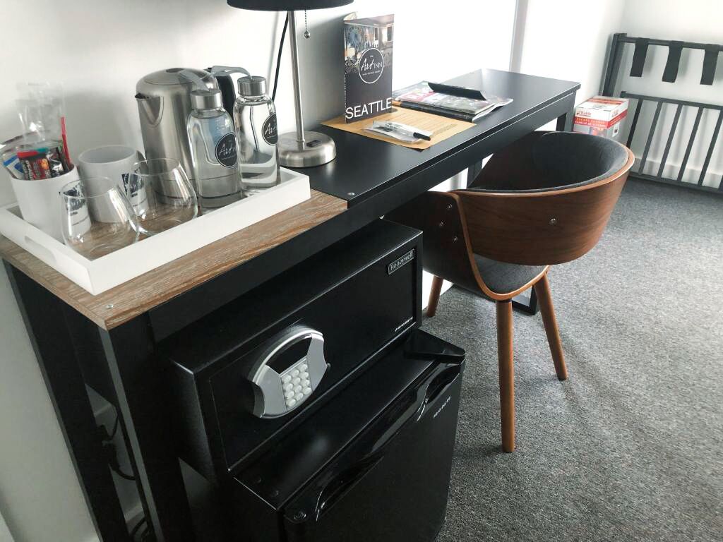 객실 내 금고, 각각 다른 스타일의 인테리어, 책상, 암막 커튼